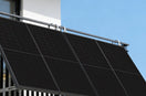 Balkonkraftwerk ohne Balkon: Solartisch, Zaun-PV oder Terrassenanlage?