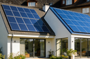 Bifaziale Solarmodule am Balkon: Wann die Rückseite tatsächlich zusätzlichen Solarstrom bringt
