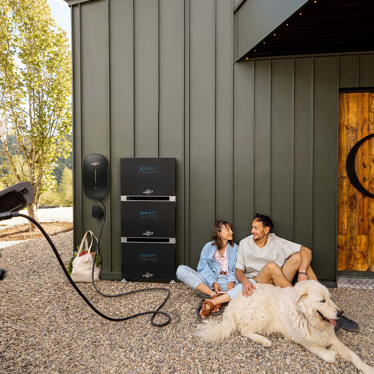 Elektroauto an einem Haus mit Photovoltaikanlage