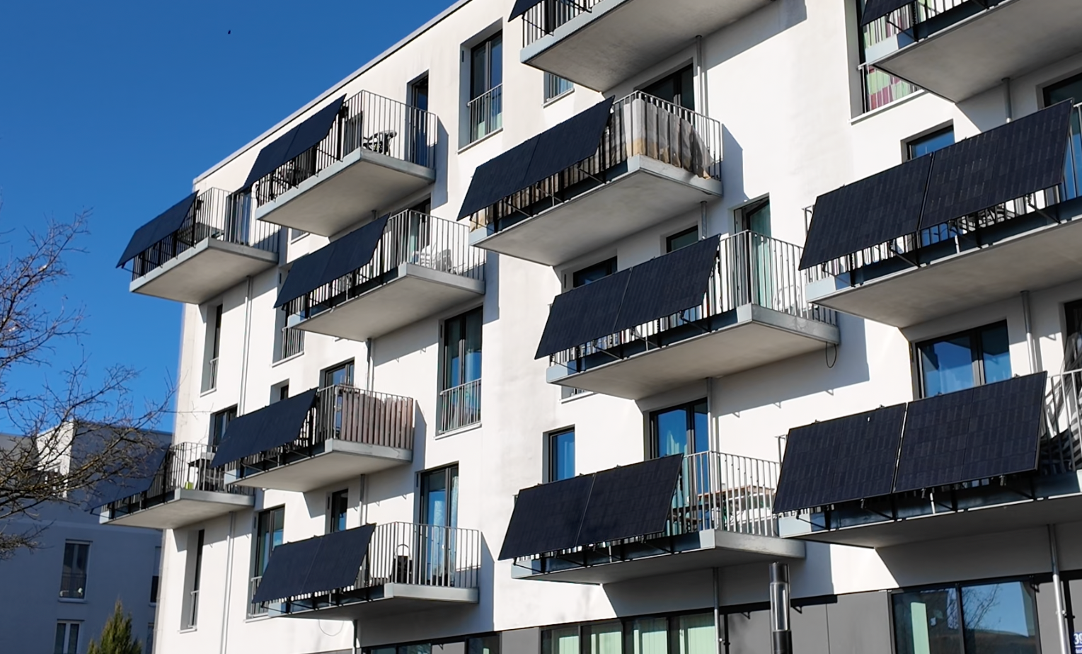 SunEnergyXT Energiesystem auf einem Balkon
