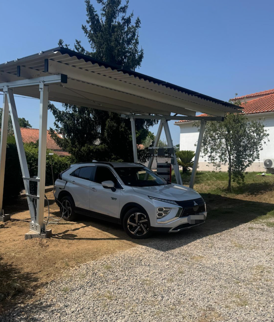 Solarmodule auf einem Carport über einem Auto