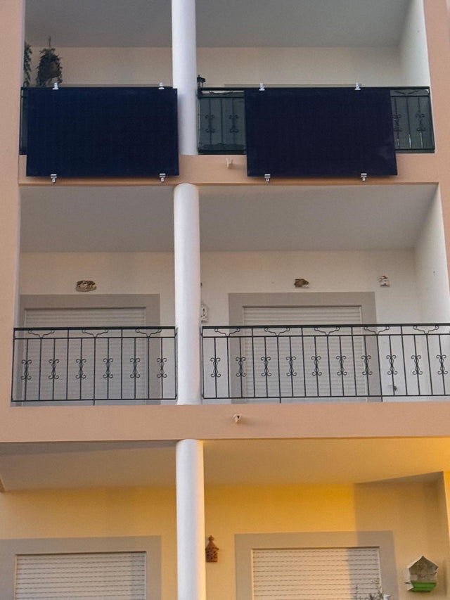 Zwei Solarmodule an Balkonen eines Mehrfamilienhauses
