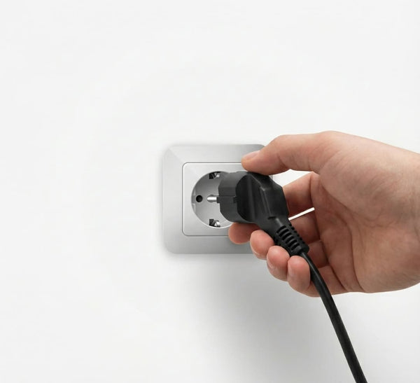 Schuko Stecker einstecken – Plug and Play Balkonkraftwerk einfache Verbindung