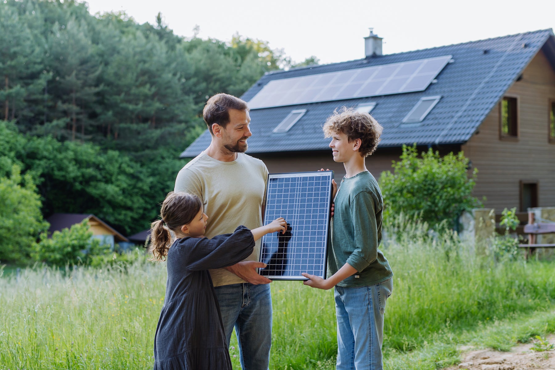 Photovoltaik und Energiespeicher an einem Wohnhaus